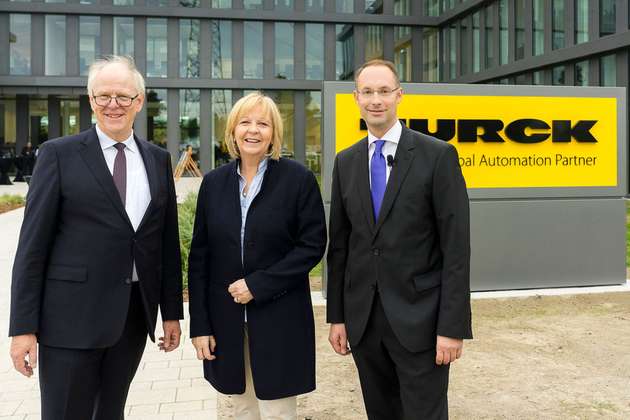 Die Geschäftsführer Ulrich Turck (l.) und Christian Wolf (r.) begrüßen NRW-Ministerpräsidentin Hannelore Kraft vor dem neuen Gebäude.