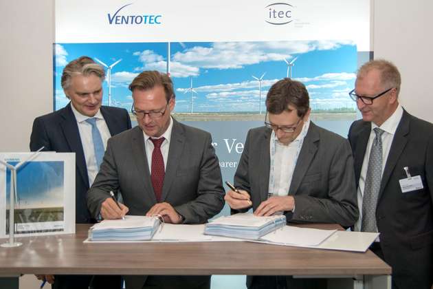 Die beiden Ventotec-Geschäftsführer Helmer Stecker und Ralf Heinen (von links) bei der Vertragsunterschreibung mit Jan Brockmöller und Hans Joern Rieks, die bei Siemens das Onshore-Wind-Geschäft in der Region EMEA leiten. 