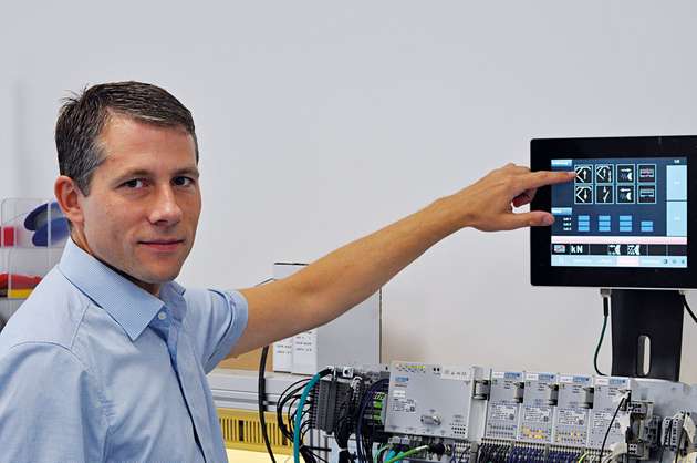 Jürgen Weber demonstriert die Steuerungssoftware, welche auf dem robusten Bahn-Panel läuft.