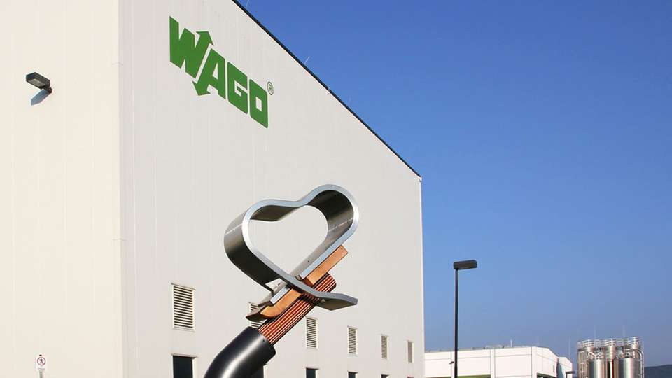 Modell der Wago Cage Clamp am Werkstor in Sondershausen.