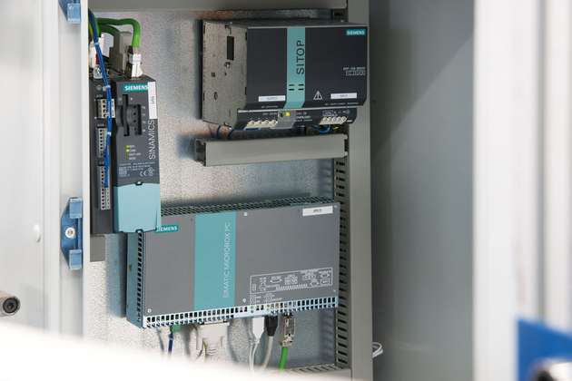 Der Simatic IPC427 spielt die zentrale Rolle für die Maschinensteuerung und die Anbindung an das Produktionssystem.