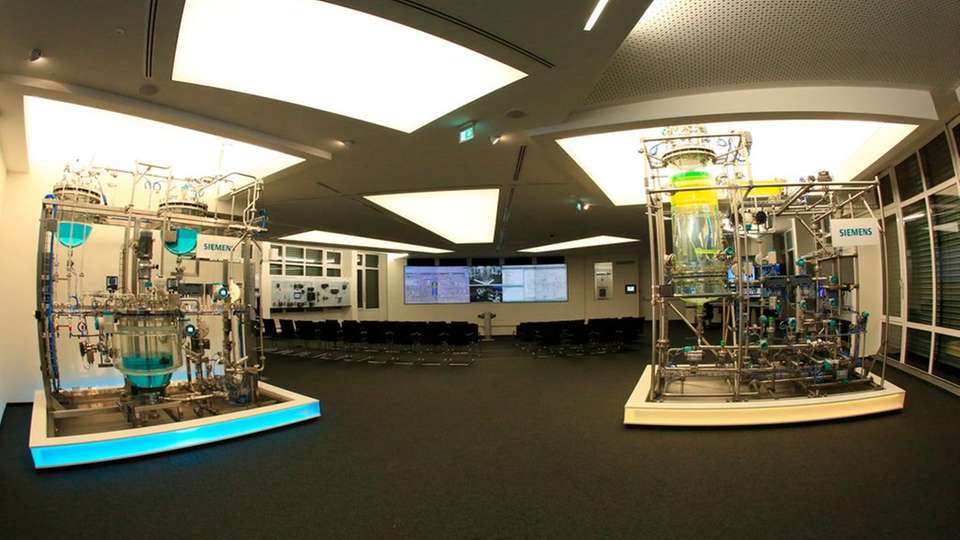 Repräsentativ für das Siemens-Portfolio sind im Auditorium der Process Automation World m Auditorium zwei verfahrenstechnische Anlagen aus Chemie und Pharma mit einer Leitwarte zu sehen.