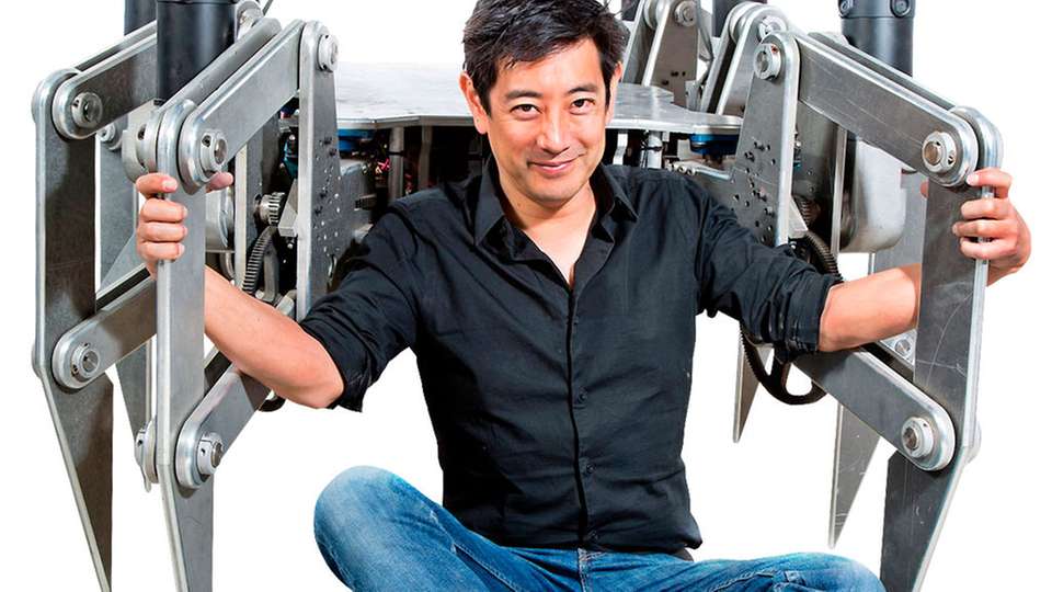 Promi-Ingenieur Grant Imahara ruft mit seinem sechsbeinigen Spiderbot Ingenieure zu Kreativität auf.