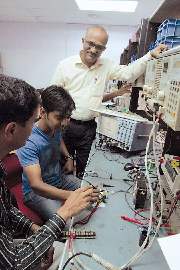 Entwicklungsleiter Sanjay Pusalkar mit seinen Ingenieuren im Labor. Bei EOS Power bekommen die Mitarbeiter gute Rahmenbedingungen bei der Arbeit geboten.