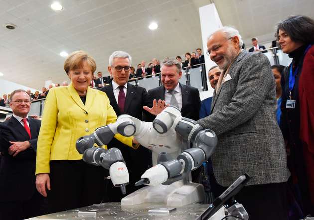  ABB-CEO Ulrich Spiesshofer und ABB-Deutschlandchef Hans-Georg Krabbe präsentierten Modi und Merkel den Zweiarmroboter Yumi. Indiens Premierminister hatte sichtlich Freude an der Demonstration.