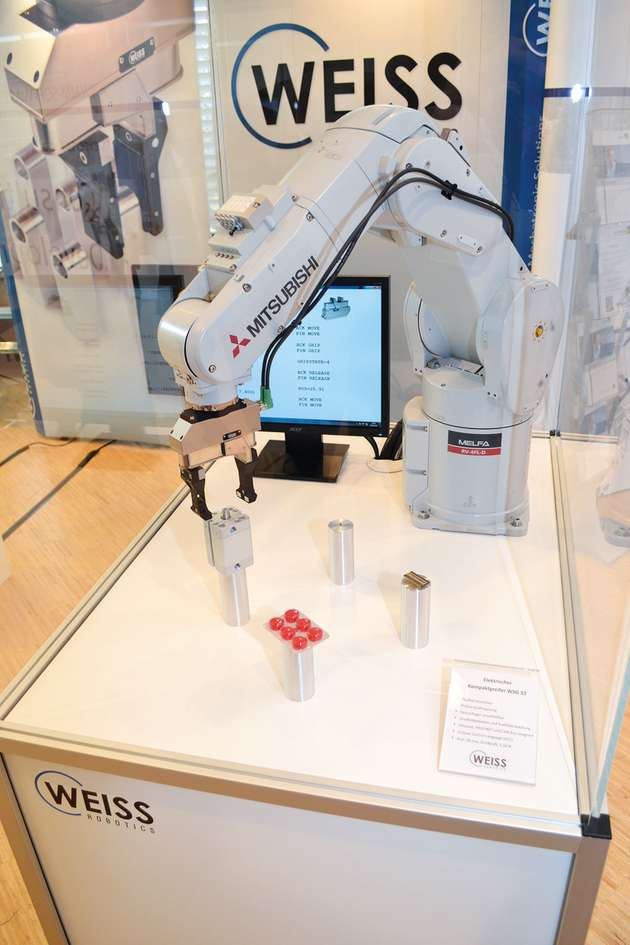 An zahlreichen Ständen waren Exponate in Betrieb, die kombinierte Lösungen demonstrierten, beispielsweise der Roboter von Mitsubishi Electric mit einem elektrischen Greifer von Weiss Robotics.