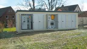 Puffer für PV-Strom: Der Quartierspeicher Epplas steht in einem ländlich geprägten Ortsteil der Stadt Hof, wo 16 Haushalte 17 Solaranlagen betreiben.
