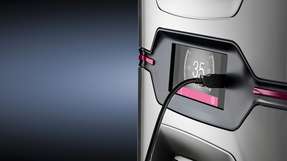 Coolness trifft Effizienz: Auf der Hannover Messe 2015 präsentierte Rittal ein Kühlgerät, das 75 % Energie spart.