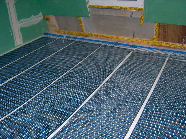 SL-Folimat-Matten für die Fußbodenheizung: Die Schichtstärke des Systems aus Kapillarrohrmatten beträgt nach dem Vergießen nur 12 mm.