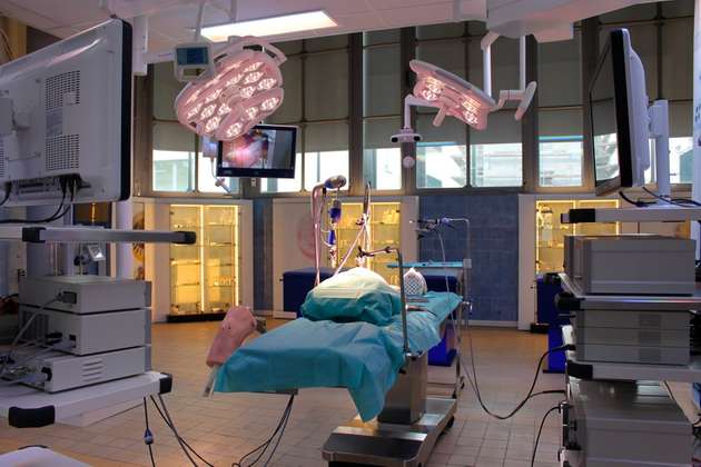 OP-Labor: Der historische Operationssaal mit erhaltenem Fliesenbehang ist mit Produkthighlights für die Endoskopie ausgestattet.