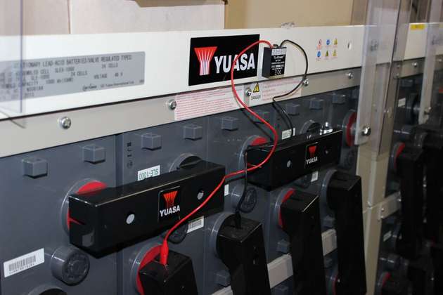 Stapelbar: Die frontgerichteten Anschlüsse sparen Platz bei der Lagerung und ermöglichen die einfache Datenkontrolle durch den Datenlogger Yu-Power YPCBM1 von Yuasa.