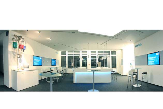 Raum zum Netzwerken: Der Lounge-Bereich der Process Automation World lässt sich laut Siemens auf einfache Weise an die Branche der jeweiligen Besuchergruppe anpassen und lädt zu Gesprächen ein.