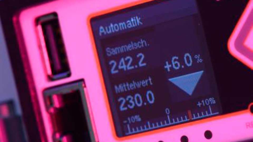 Alternative zum Netzausbau
Alles geregelt
Der intelligente Regler des LVRSys zeichnet sich durch einfache Parametrierung aus. Der Kunde bestimmt selbst, wie häufig gestuft wird. Eine einstellbare „Totzone“ ermöglicht zudem die Stillsetzung des Reglers innerhalb von Toleranzgrenzen. Dynamische Effekte lassen sich so reduzieren. Updates können leicht und automatisch via USB-Speicher-medien aufgespielt werden.