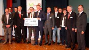 
                        
                        
                          Auftakt: Staatsminister Dr. Huber, Baum-Geschäftsführer Ludwig Karg (Mi.) und Partner
Quelle: Alpstore/Ludwig Karg
                        
                      
