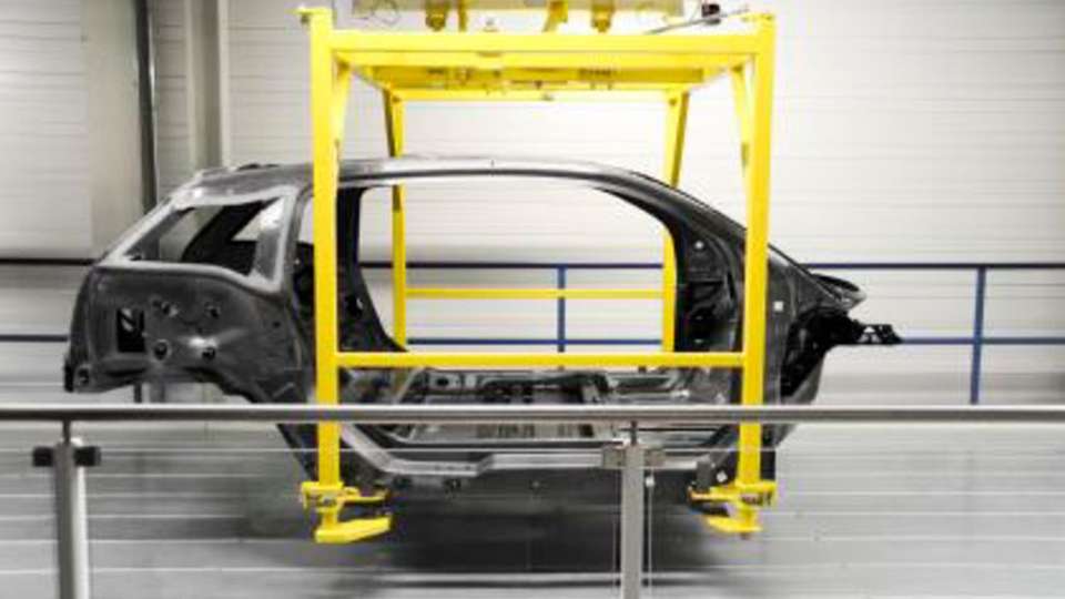 
                        
                        
                          Kurze Taktzeiten: Dank spezieller Form-, Aushärte- und Klebetechniken lassen sich auch komplexe Bauteile wie die Seitenteile des BMW i3 in Taktzeiten von wenigen Minuten fertigen.
                        
                      