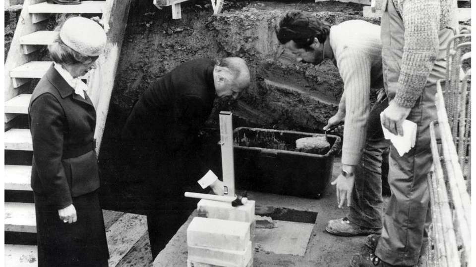 
                        
                        
                          Ursula Ida und Oskar Lapp bei der Grundsteinlegung vor
50 Jahren für den Neubau des Lapp Kabelwerks
                        
                      