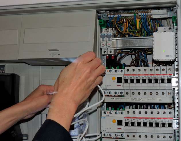 Stecker-Modul: Der Powerline-Stecker oben rechts signalisiert Betriebsbereitschaft und wartet auf das LAN-Kabel, dessen Daten er ins Stromnetz einspeisen soll.