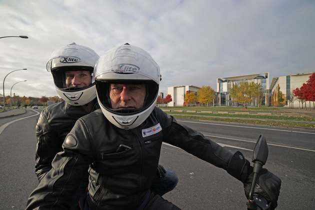 Jörn Ehlers, WWF (vorne) und Frank Krippner, LichtBlick (hinten) sind am 3. November mit ihrem Elektromotorrad in Berlin gestartet.