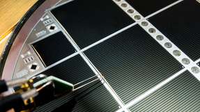 Die Rekord-Solarzelle besitzt wie herkömmliche Siliciumsolarzellen einen einfachen Vorder- und Rückseitenkontakt und kann ebenso in PV-Module integriert werden.