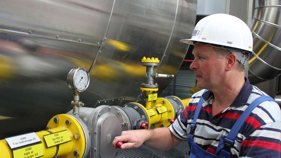 Alles unter Kontrolle: Ein Mitarbeiter der Steag Fernwärme kontrolliert die Werte des neuen Gaskessels im Heizkraftwerk Essen-Rüttenscheid.
