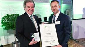 Umweltminister Franz Untersteller (links) verleiht in Stuttgart den Umweltpreis an Unternehmensvorstand Joachim Huber (rechts)