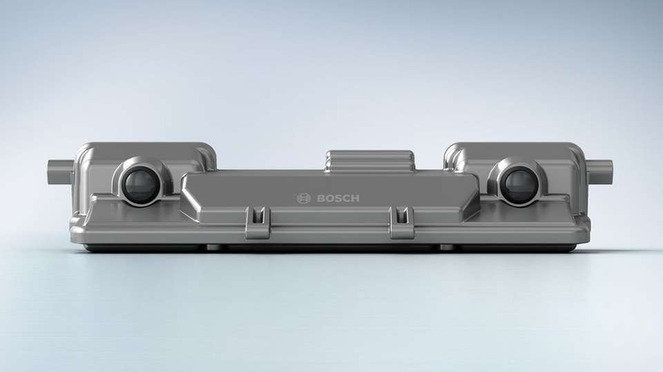 Der Abstand zwischen den optischen Achsen der beiden Objektive beträgt gerade einmal zwölf Zentimeter. Damit ist die neue Stereo-Videokamera von Bosch das derzeit kleinste Stereokamerasystem für automobile Anwendungen am Markt.