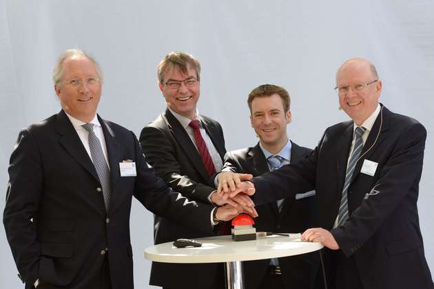 Start fürs Kraftwerk: Stephan Reimelt und Georg Möhlenkam (GE), Bernhard Beck (Belectric) und Günter Nickel (Kofler Energies) nahmen am 13. Mai 2015 das Kraftwerk in Betrieb.