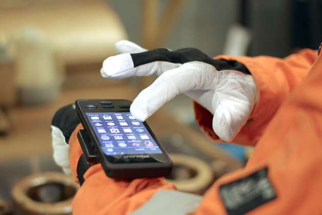 Gut im Feld: Auf die Handhabbarkeit mit einer Hand und Arbeitshandschuhen haben die Entwickler des Smartphones Impact X wert gelegt.