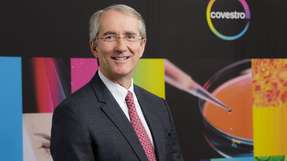 Patrick Thomas, Vorstandsvorsitzender von Bayer MaterialScience, stellt die künftige Marke des Unternehmens vor.