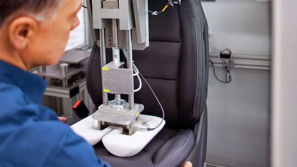 Mit dem Testsystem AI (automotive interior) wird unter anderem die Qualität von Autositzen überprüft.