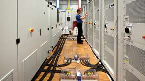 Prüfaufbau im Testlabor: Das Fraunhofer ISE prüft im Testlab Leistungselektronik mit Hilfe von Prüfling (links) und PV-Generator-Simulator (rechts).