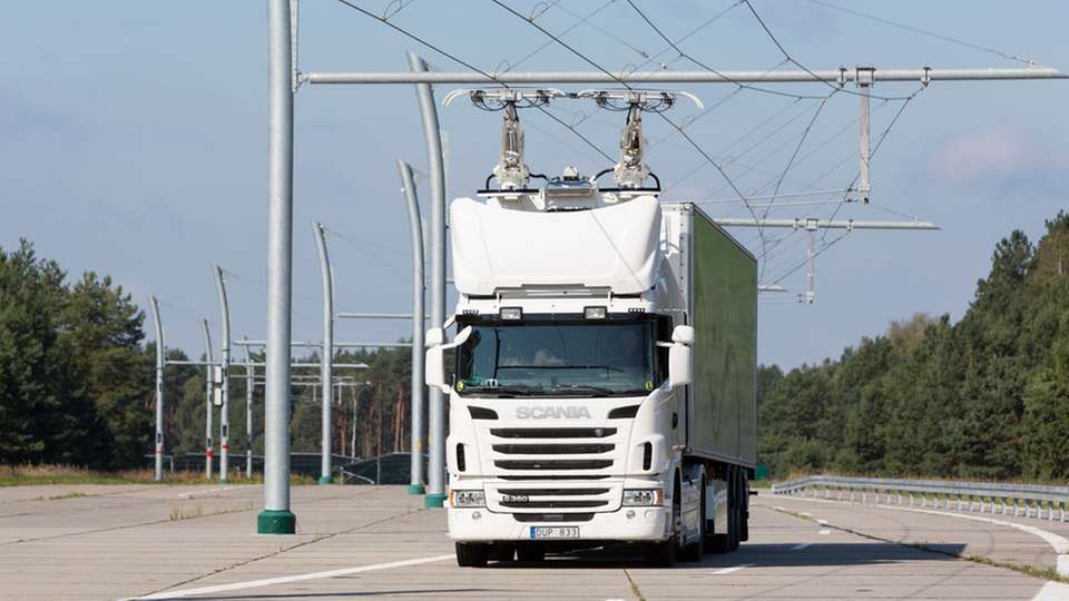eHighway-Teststrecke: Erste Erfahrungen sammelten Siemens und Scania bereits im Forschungsprojekts Enuba (Elektromobilität bei schweren Nutzfahrzeugen zur Umweltentlastung von Ballungsräumen)  nördlich von Berlin in Groß Dölln.