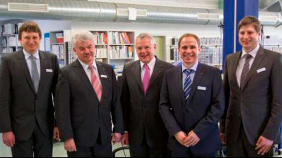 
                        
                        
                          Karl Wißpeintner (Mitte) übergab die Geschäftsleitung an Martin Sellen (r.), Johann  Salzberger kümmert sich künftig auch um die Finanzen des Unternehmens
                        
                      