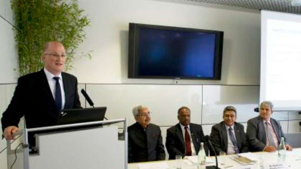 
                        
                        
                          Martin Lechner, Messe München (l.), kündigte die neue Fachmesse IATF auf der Automatica an
                        
                      