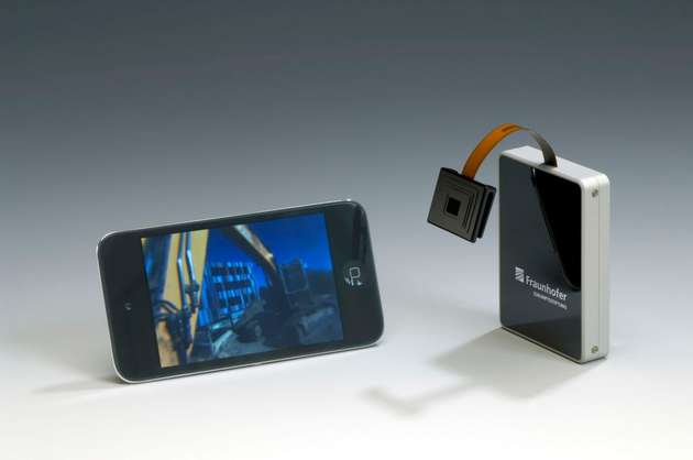Der erste Prototyp der Facettenkamera überträgt die Bilder der Kamera noch via Bluetooth über eine Sendebox an das Smartphone.