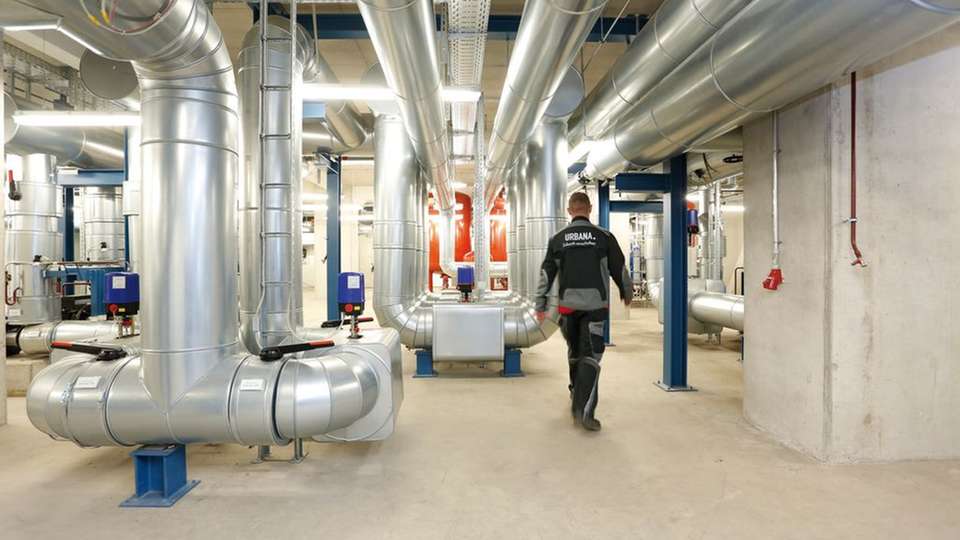 Dezentrale Versorgung: Im Münchner Innenstadt-Quartier Maxvorstadt erhält die Technische Universität München über ein 4,3 km langes Wärmenetz Energie aus einem Bio­methan-BHKW und aus Brennwertkesseln.