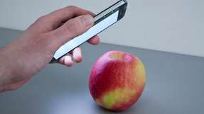 Mit der Smartphone-App lässt sich beispielsweise feststellen, ob in einem Apfel Pestizide enthalten sind.