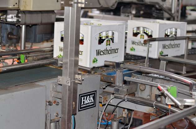 Die Fördertechnik in der Westheimer-Brauerei wird über speicherprogrammierbare Steuerungen (SPS) kontrolliert und gesteuert – Informationen liefern Reflexlichttaster und Lichtschranken.