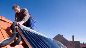 Solarteure hatten 2016 alle Hände voll zu tun: 100.000 Solarheizungen wurden im vergangenen Jahr in Deutschland installiert.