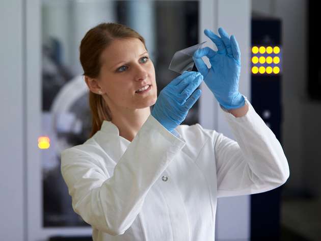 In guten Händen: Claudia M. Palumbiny forscht an der TU München auf dem Gebiet der organischen Elektronik. Im Bild prüft sie eine Folie mit aufgedruckten transparenten Elektroden aus leitfähigen Polymeren.