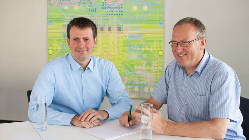 Daniel Gauss (links) und Dr. Andreas Quick (rechts) von Iba erläutern die Vorteile der industriellen Bildverarbeitung.