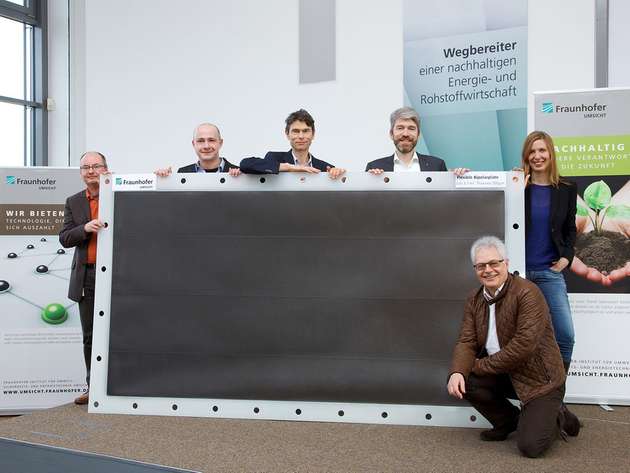 Die 3,2 Quadratmeter große Bipolarplatte sehen Fraunhofer Forscher als Schlüssel für den Bau größerere Redox-Flow-Batterien.