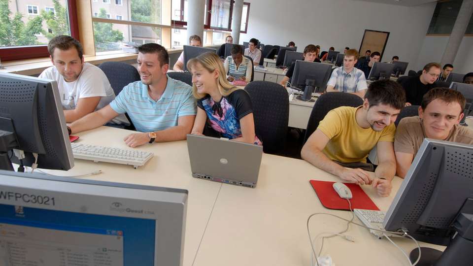 Lernen mit Effizienz: Studierende der Hochschule Essling nutzen ein Software-Tool von Siemens.