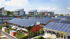 Gutes Beispiel: Ein auf Solar-Energie-Gewinnung optimiertes neues Stadtviertel in Freiburg ist ein Beispiel für eine „good practice“ im Sinne des post-fossilen Umbaus von Städten.