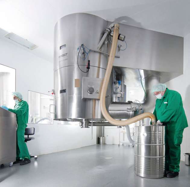 Prozessanlage Ventilus V 800 von Romaco Innojet im Einsatz bei Acino Pharma in Liesberg/Schweiz.