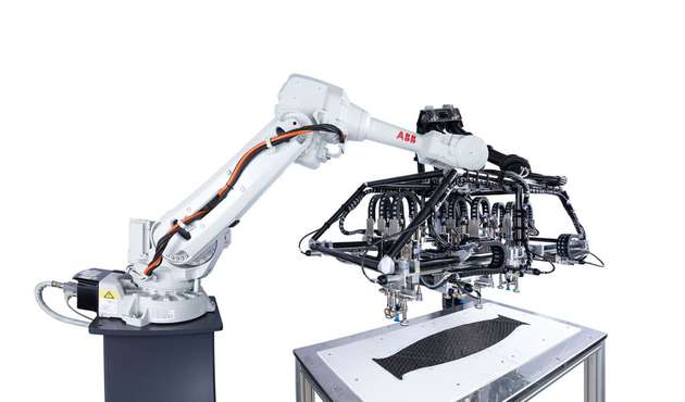 Die Greiferspinne des österreichischen Maschinen- und Anlagenbauers Fill ist ein innovatives Handlingsystem für das automatisierte Fertigen von CFK- und GFK-Bauteilen.