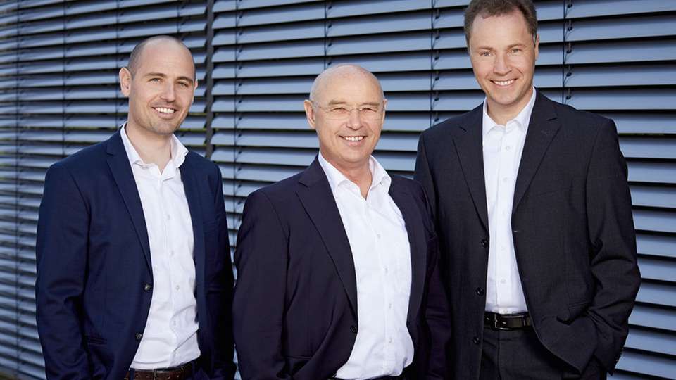 Die TQ-Firmengründer und Geschäftsführer Detlef Schneider (Mitte) und Rüdiger Stahl (rechts) zusammen mit dem neuen Mitglied der Geschäftsführung Stefan Schneider (links)