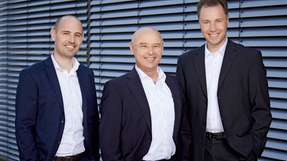 Die TQ-Firmengründer und Geschäftsführer Detlef Schneider (Mitte) und Rüdiger Stahl (rechts) zusammen mit dem neuen Mitglied der Geschäftsführung Stefan Schneider (links)