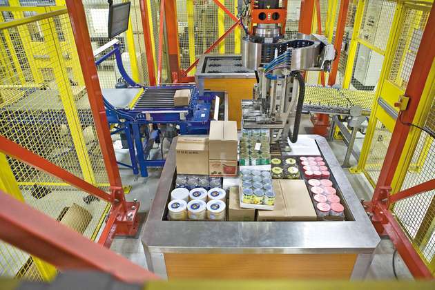 Palettier-Roboter übernehmen das automatische Depalletieren und Vereinzeln im Wareneingang, das Aufrichten oder Verschließen von Kartons bei der Kommissionierung.