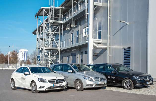 Mercedes-Benz-Wagen vor der Demonstrationsanlage zur Produktion von Zellulose-Ethanol aus Agrarreststoffen, die beim Flottentest dabei waren. 